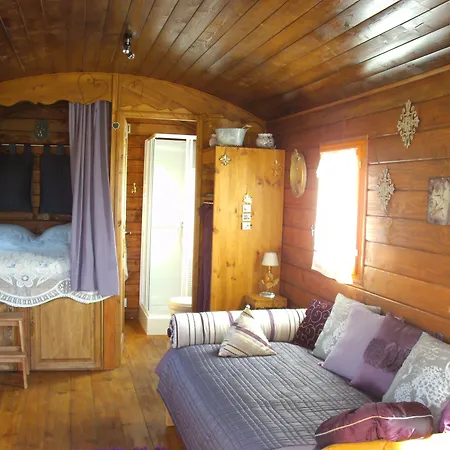 לינה וארוחת בוקר Les Roulottes De La Brauderie