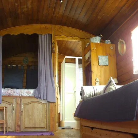 לינה וארוחת בוקר Les Roulottes De La Brauderie